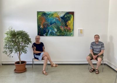 Anne Haber und Fabian Sommer von der Astrid-Lindgren-Schule vor Kunstwerk im Impfzentrum Kempten