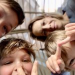 Familie Grath bei der Aufnahme zum Podcast der Epilepsie-Beratung von Körperbehinderte Allgäu.