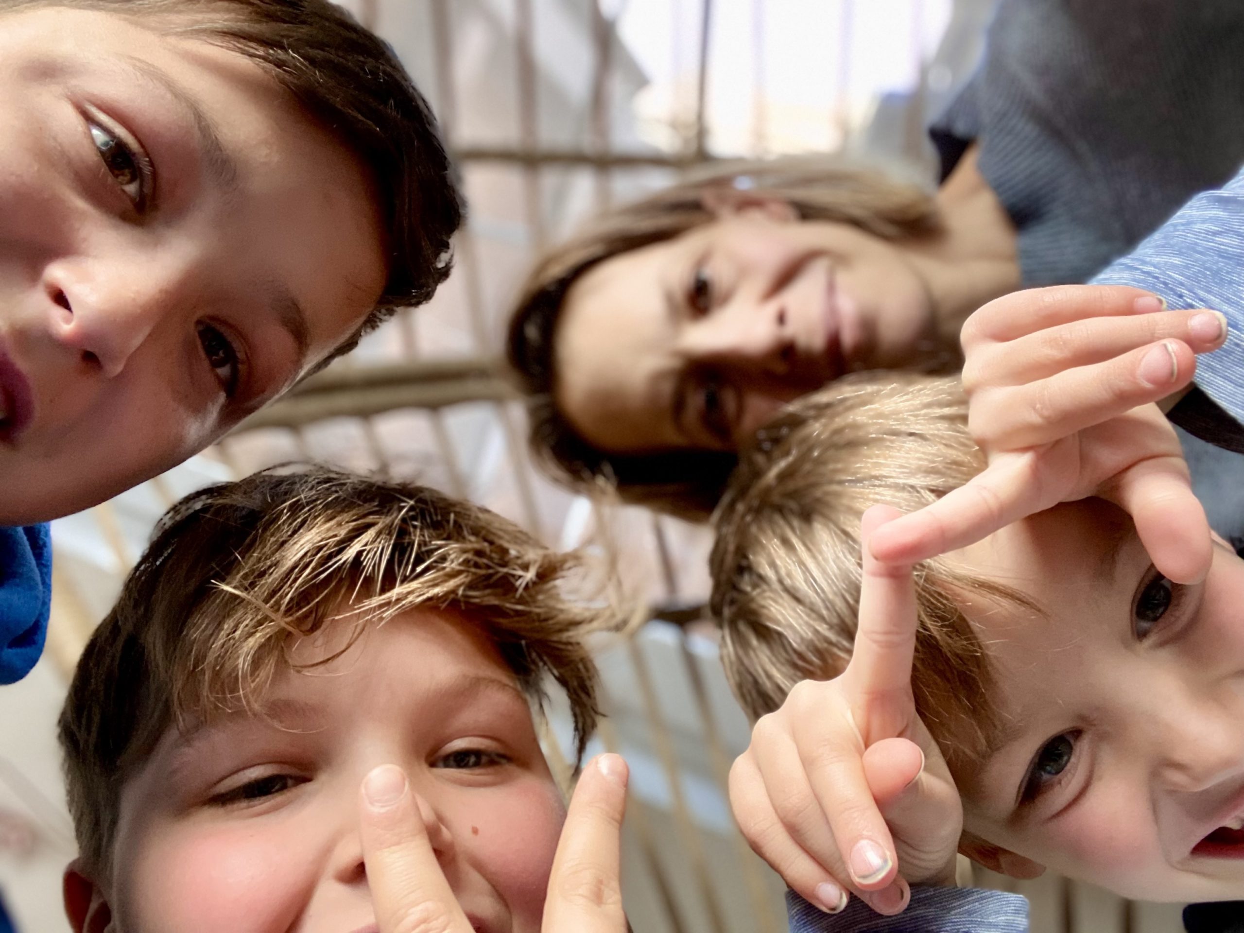 Familie Grath bei der Aufnahme zum Podcast der Epilepsie-Beratung von Körperbehinderte Allgäu.