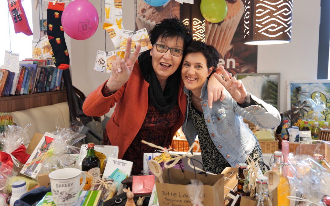 Die beiden Geschäftsführerinnen Karin Lenzen (links) und Regina Dietrich bei der Tombola im CAP-Markt Betzigau.