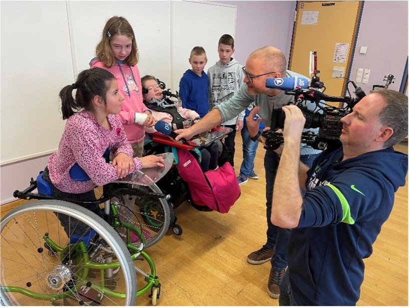 Für den Sternstundentag 2023 hat der Bayerische Rundfunk Aufnahmen für Radio und TV mit Schülerinnen und Schülern in der Astrid-Lindgren-Schule von Körperbehinderte Allgäu gemacht.