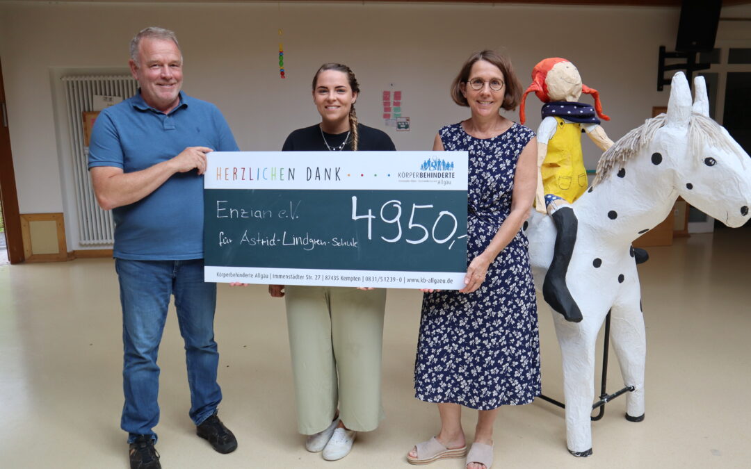 Von links nach rechts: Klaus Klauser (Vorstand Enzian e.V.), Daniela Meier (Schatzmeisterin Enzian e.V.) und Heike Dunschen (Schulleiterin Astrid-Lindgren-Schule) bei der Spendenübergabe.