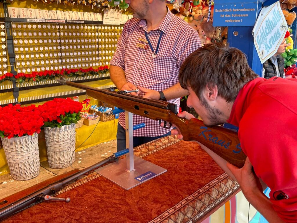 HPT bei der Schiessbude auf dem Oktoberfest