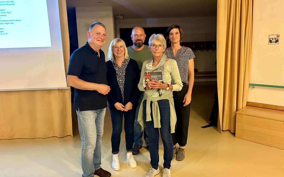 Die Vorstandsmitglieder von Körperbehinderte Allgäu e.V. Steffen Colditz (links), Simone Magel-Dipré (2. von links) und Anna Hold (rechts) bei der Ehrung der beiden Mitglieder Klaus Lang für 25 Jahre und Ursula Ott für 40 Jahre Vereinsmitgliedschaft.