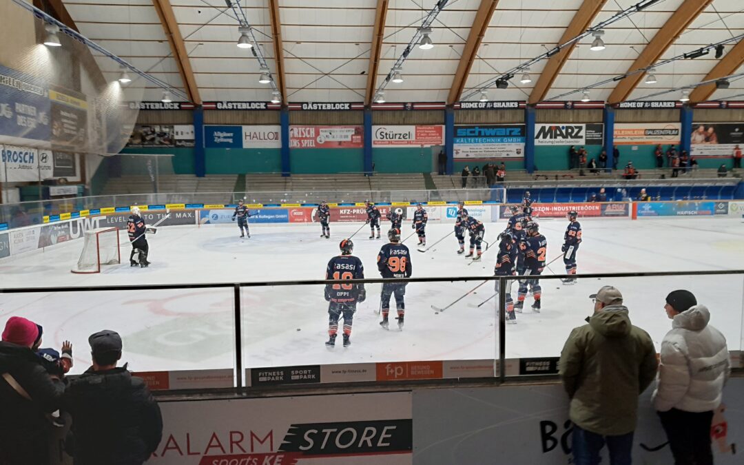 Teamgeist und Emotionen: Männergruppe der Villa Kunterbunt bei den Sharks in Kempten