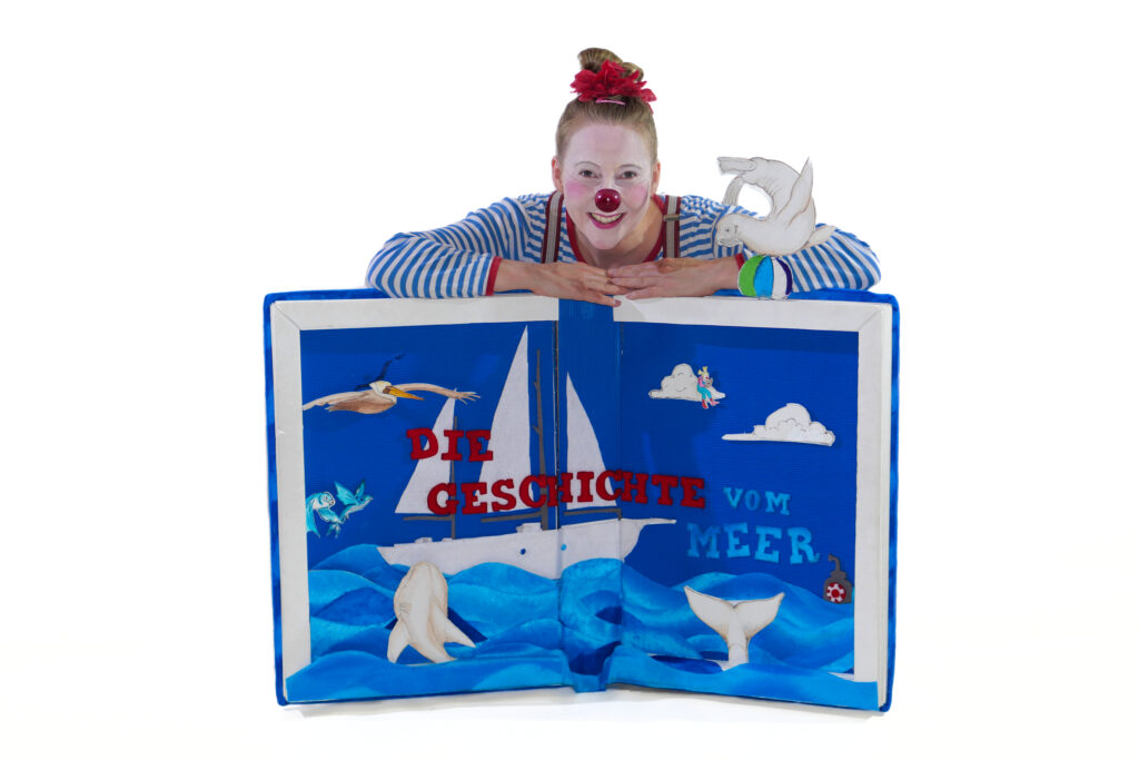 Clowness Kirstie Handel ist mir ihrem interaktiven Stück "Die Geschichte vom Meer" für Jung und alt ein weiteres Highlight bei Kunst im Park 2025.