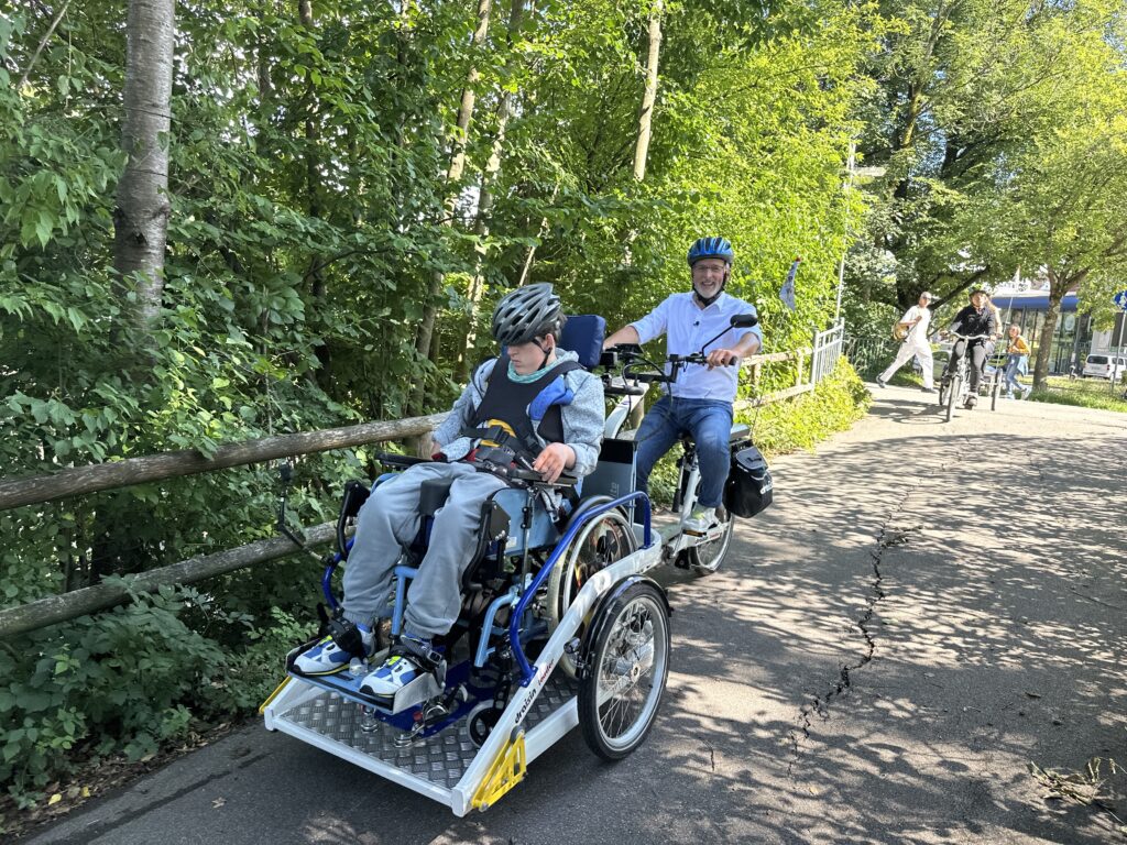 Stephan Winkelmeier mit Pablo auf dem Rad