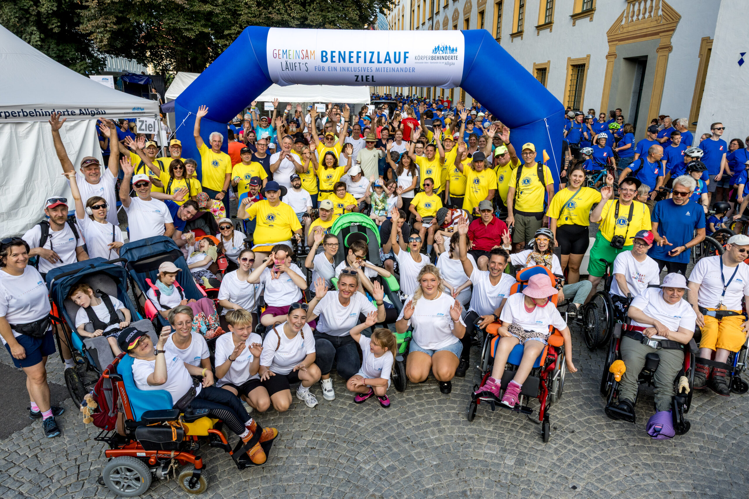 Gruppenfoto beim 18. Allgäuer Benefizauf vom Team Körperbehinderte Allgäu zusammen mit dem Team Lions meets Rollies vom Lions Club Kempten-Buchenberg