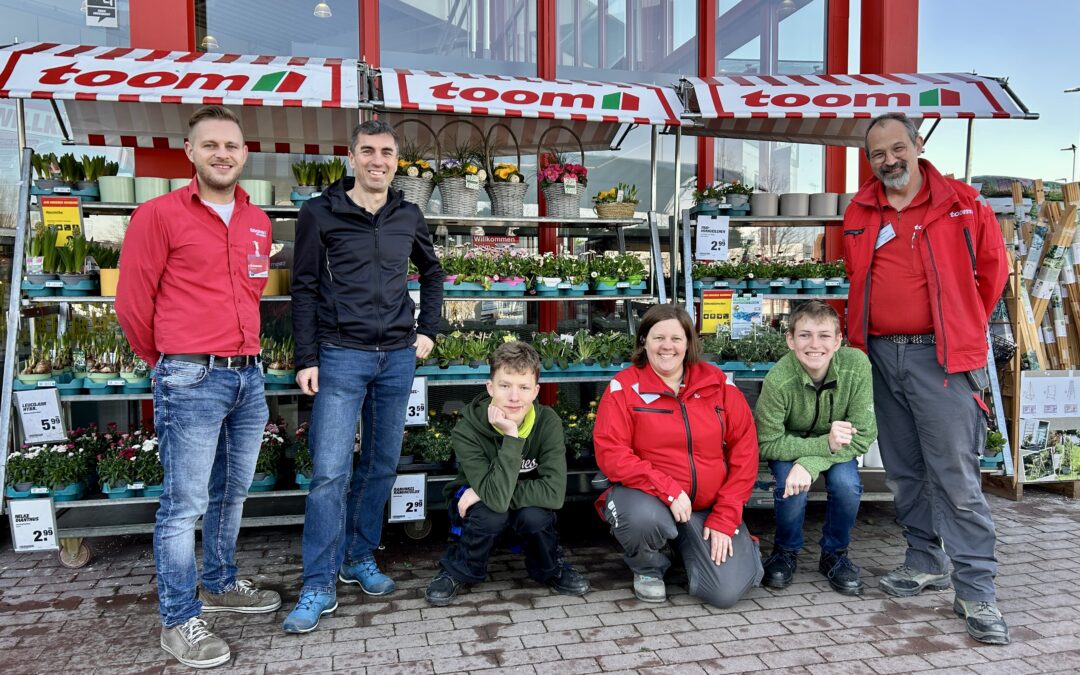 Schüler der Astrid-Lindgren-Schule von Körperbehinderte Allgäu beim schulbegleitenden Praktikum im toom Baumarkt in Kempten.