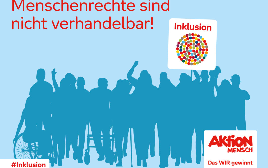 Visual zum Europäischen Protesttag zur Gleichstellung von Menschen mit Behinderung am 5.5.2026 auf dem Menschen mit und ohne Behinderung zu sehen sind, die ein Plakat hochhalten, auf dem "Inklusion" geschrieben steht.