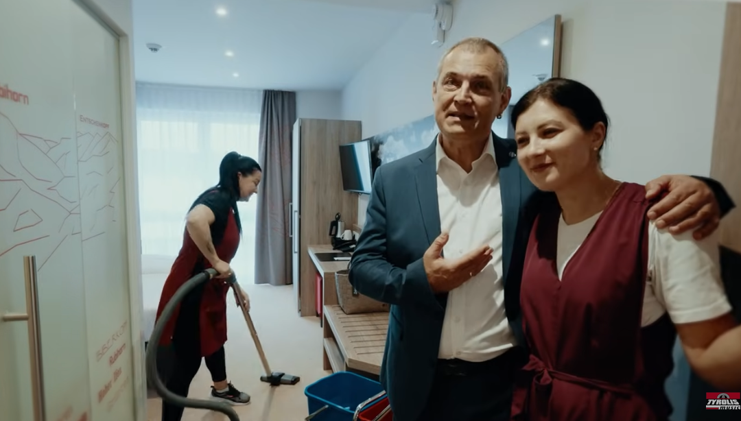 Norbert Köhler mit zwei Mitarbeiterinnen beim Videodreh im Allgäu ART Hotel von Körperbehinderte Allgäu.