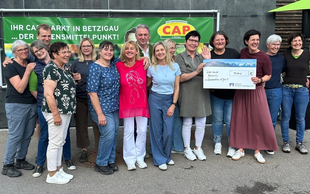 Gruppenfoto der Mitarbeitenden im CAP-Markt Betzigau bei der Spendenübergabe von 14.000 Euro anlässlich des zehnjährigen Jubiläums.