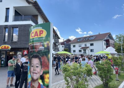 Auf dem Platz vor dem CAP-Markt Betzigau versammelten sich zum Jubiläumsfest Gäste, Musiker und Essensstände.