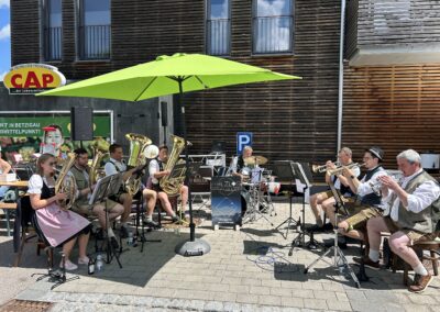 Die Musikkappelle Holzlos spielt auf dem Platz vor dem CAP-Markt Betzigau beim Jubiläumsfest.