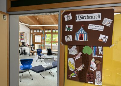 Blick in den Sitzkreis, wo Märchen und Sagen vorgelesen wurden.