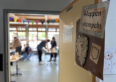 Blick in das Klassenzimmer, in dem die Kinder der Astrid-Lindgren-Schule ritterliche Wappen stempeln konnten.