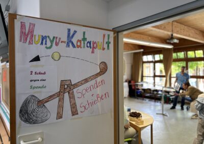 Gegen eine Spende konnte man beim Katapulteschießen antreten.