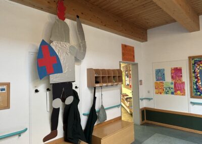 Überlebensgroßer Ritter aus Pappe ziert die Wand im Schulhaus von Körperbehinderte Allgäu beim Frühlingsfest zum Motto "Mittelalter".