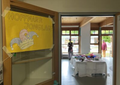 Blick ins Klassenzimmer der Astrid-Lindgren-Schule, in dem sich die Kinder als Hoffnarren verkleiden und Jonglieren lernen konnten.