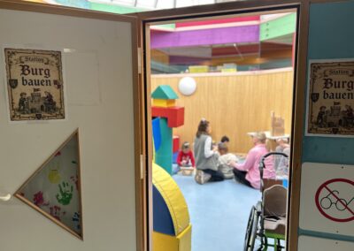 Blick in den Bewegungsraum, in dem beim Frühlingsfest selbst Burgen gebaut werden konnten.