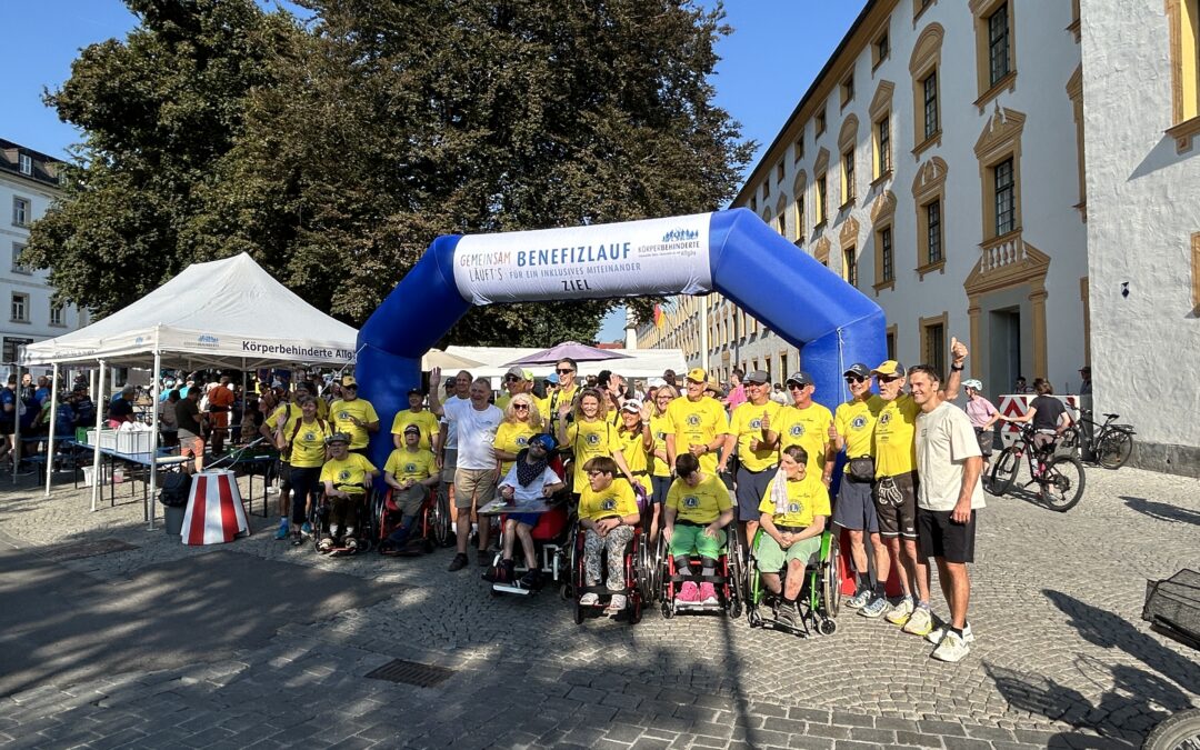 Das Team Lions meets Rollies am Start des 19. Allgäuer Benefizlaufs von Körperbehinderte Allgäu.